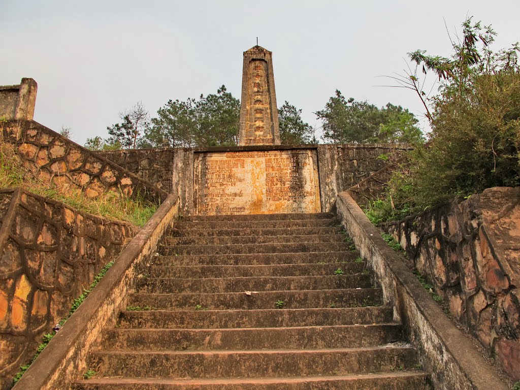 Chinese Martyr's Cemetery in Đình Lập by Che Trung Hieu