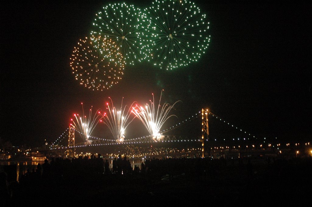 FESTA DE FINAL DE ANO EM FLORIANOPOLIS - VEMOS OS FOGOS DE ARTIFICIO NA PONTE HERCILIO LUZ NO LADO CONTINENTAL ( ESTREITO ). by Cibils Fotojornalism…