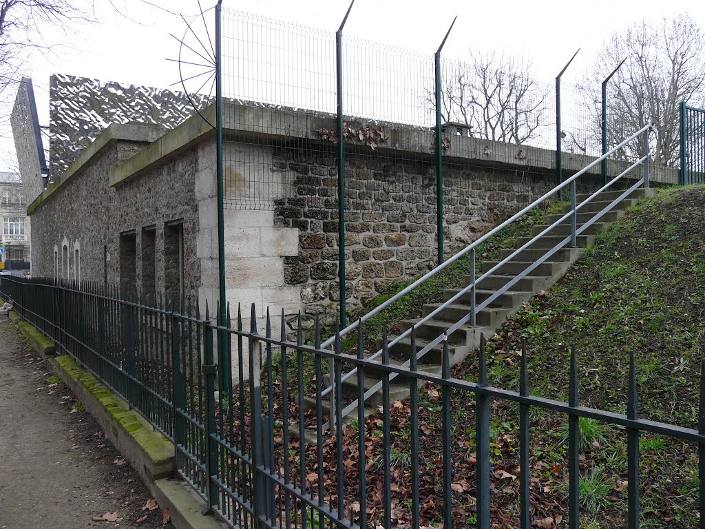 Reste des fortifications de 1840: passage de l'aqueduc by franek2