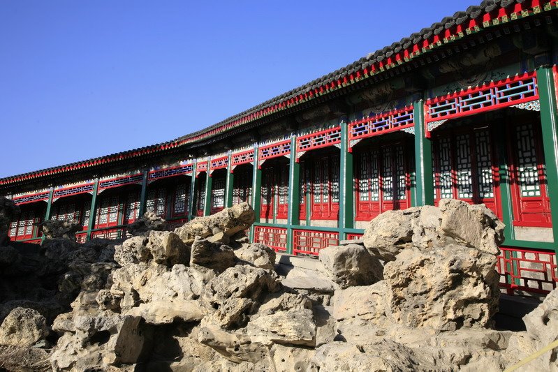 Corridor on hill, Beihai Park. by Leo Ma