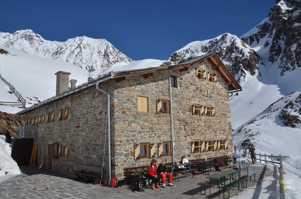 Endpoint of the walking path: Ambergerhutte at 2135 m heigth: surrounded by 3200 m high mountain ridges by Henq