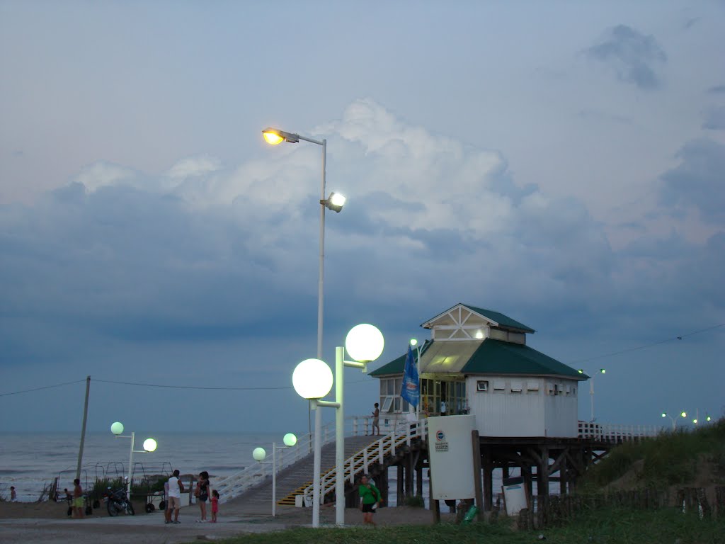 Atardecer en el muelle by gabriela m