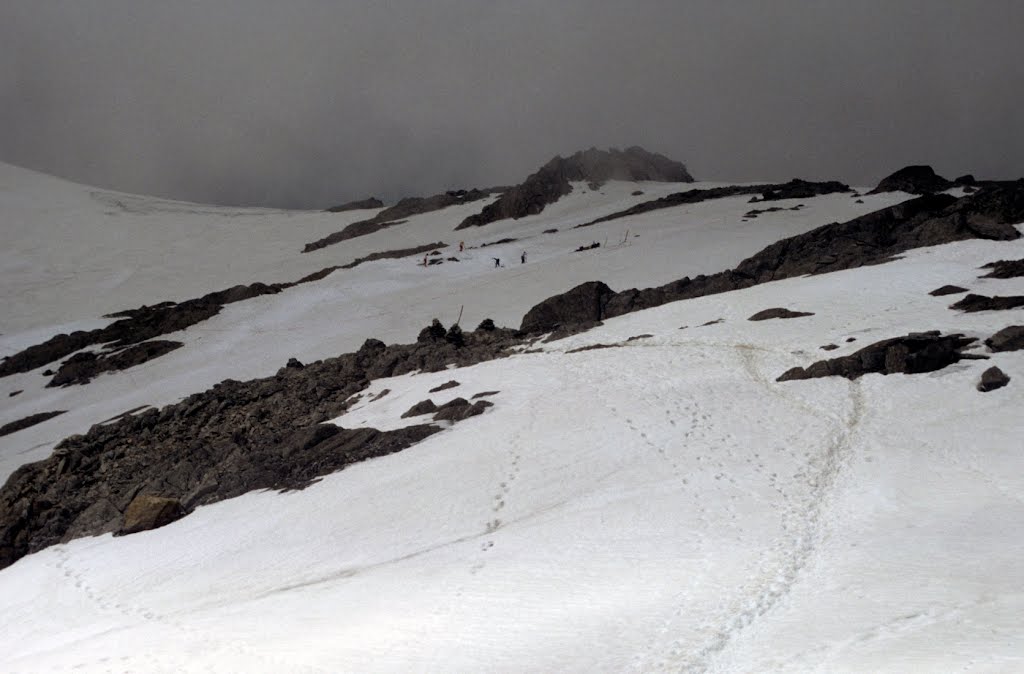 Foto vom 21. September 1991: Blick auf die Ötzi-Fundstelle am Hauslabjoch (man gräbt dort) by J. Eichendorf