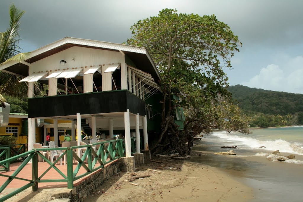 Beachside restaurant by Giacomo Rambaldi