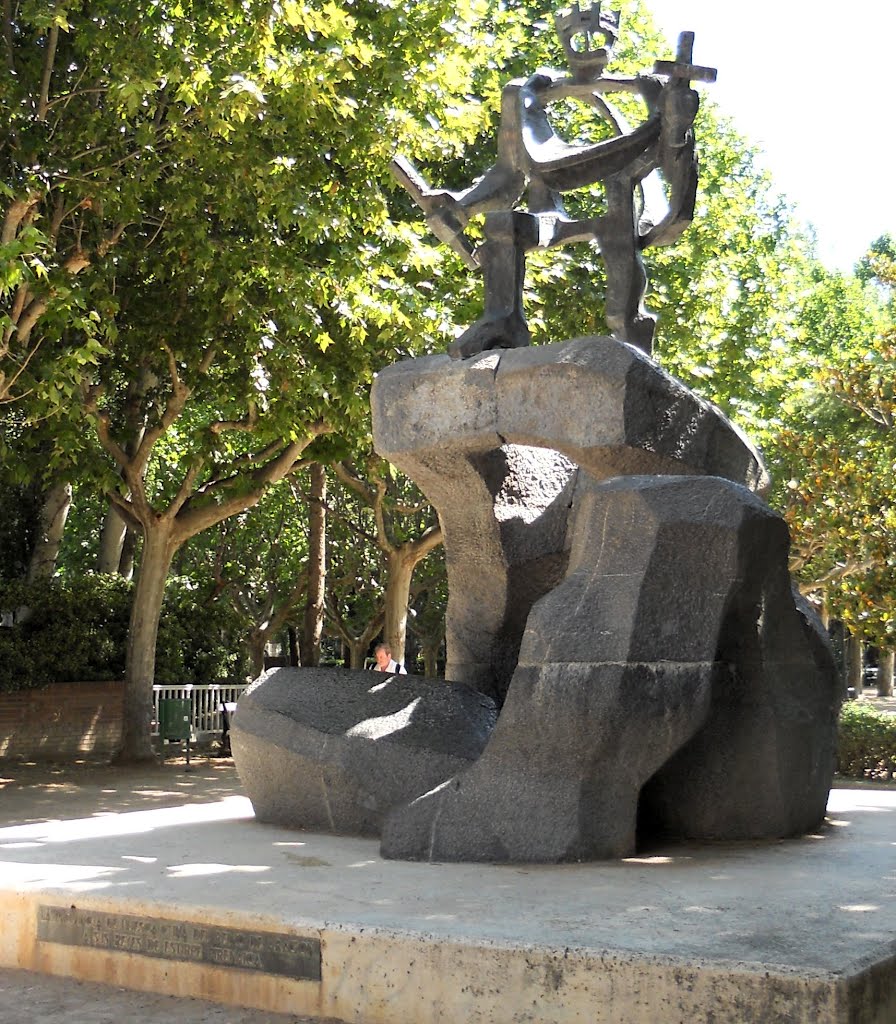 Reyes de Aragón , monumento en Huesca. by ljrozas