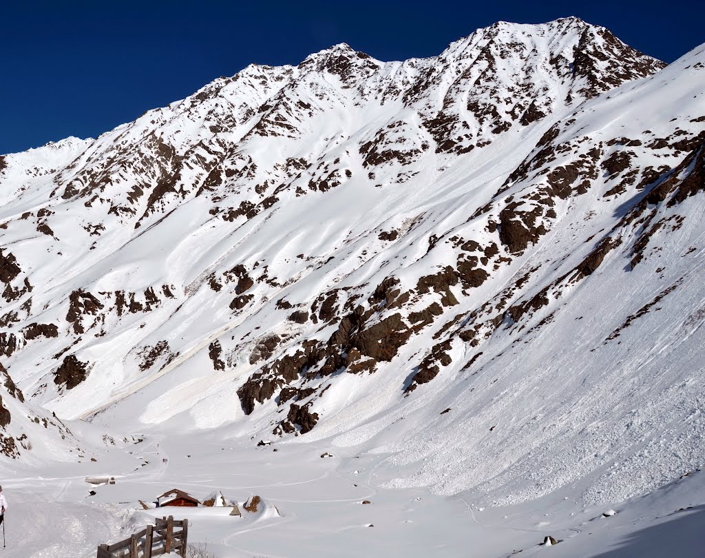 Looking back North just before the Amberger Hutte oone can see how many avalanches came down 2 March 2012. In the morning there is safe walking. Enlarge for seeing the 3 + 1 walkers underneath the snowquantities by Henq