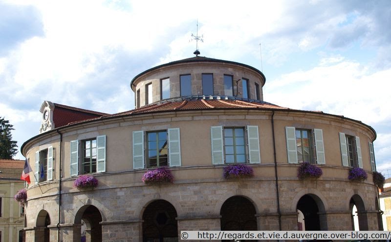 Ambert, la mairie. http://www.regardsetviedauvergne.fr/ by Regards et Vie d'Auvergne.