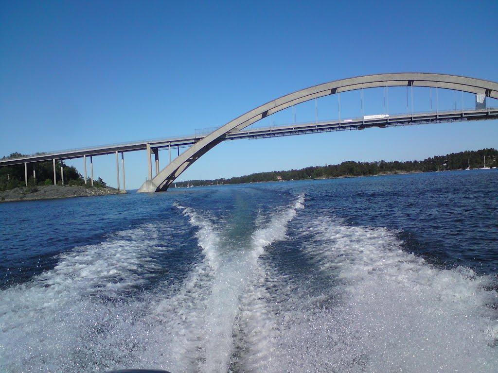 Going fast beneath Djurö bridge by BubbaBobby