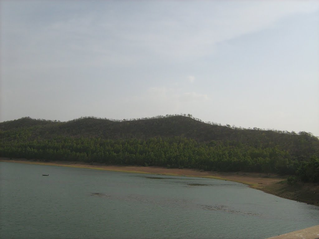 Tilaiya Lake (taken from bridge) by Ashu Prakash