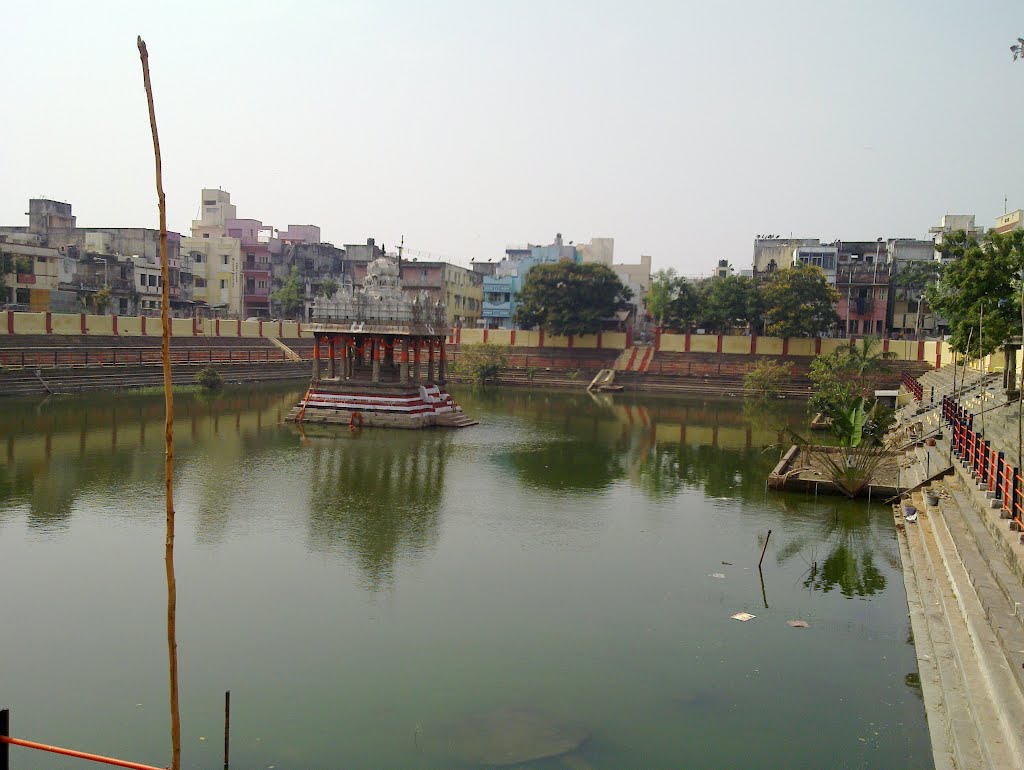 Triplicane Parthasarathy Temple Pond [பார்த்தசாரதி கோயில்] by gowreesan