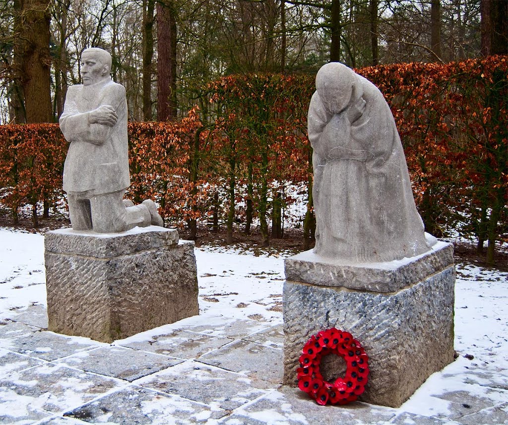 Deutscher Soldatenfriedhof, Praatbos bij Vladslo. Treurend ouderpaar van Käthe Kollwitz. Haar zoon sneuvelde hier in oktober 1914, 17 jaar oud....Britse scholieren hebben een krans gelegd. by E667