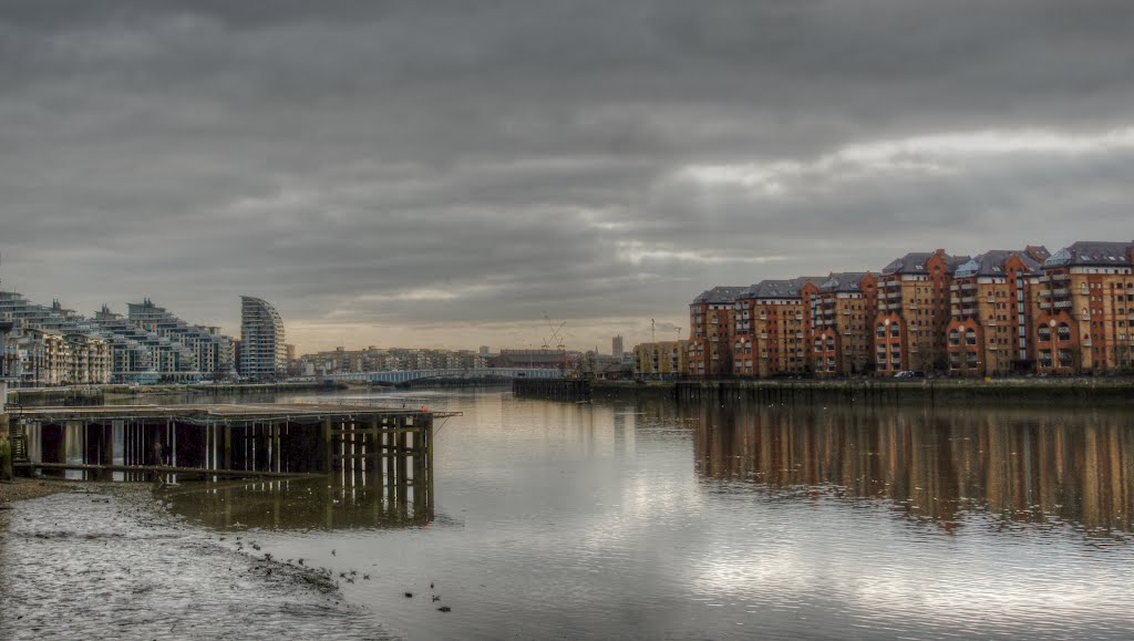 Towards Wandsworth Bridge by Derek Winterburn