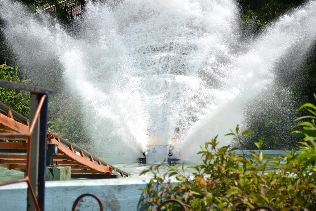 Essel World water splash ride by Bharat Bang