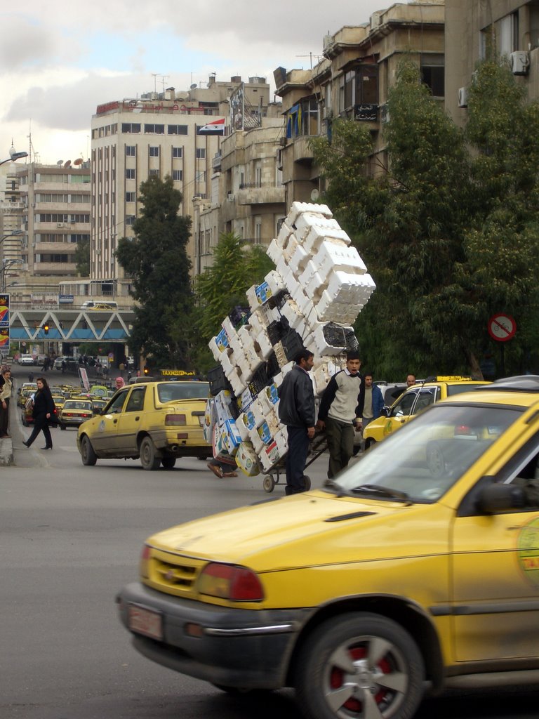 Damascus: "Con man" in action; looking towards Viktoria Bridge / دمشق محطة الحجاز by AbuFindus