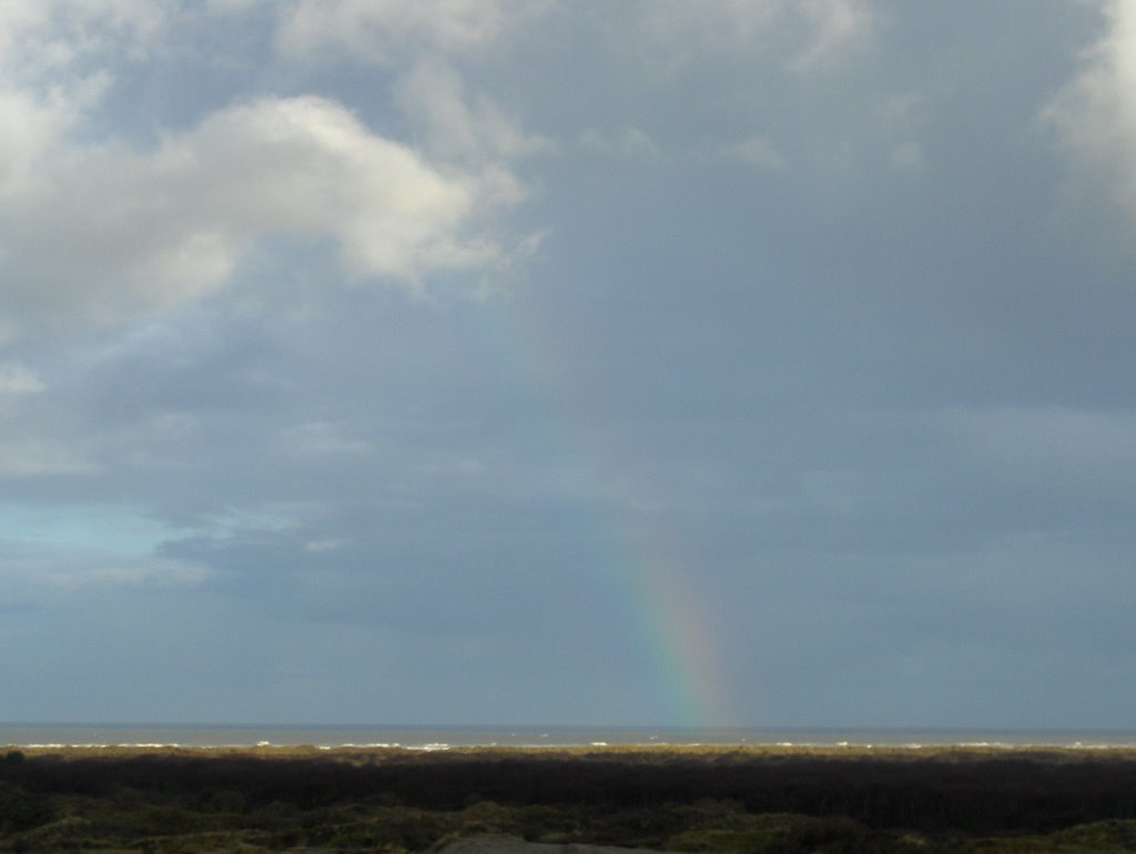 Regenboog op het strand vanaf de bunker by Guido Musch