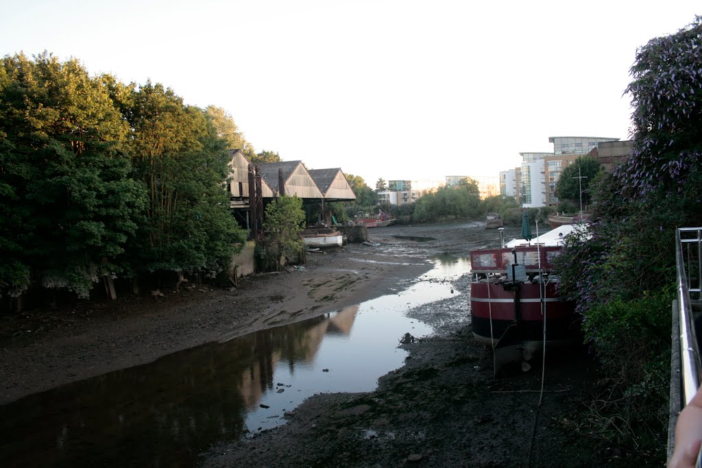 Boatyard at brentford by davewhitelock