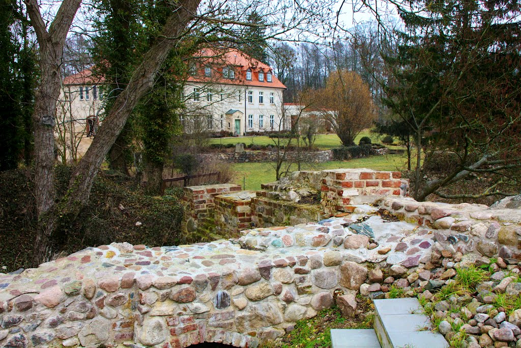 Burgruine und Herrenhaus Neuhausen by Mecklenburg pro Panoramio