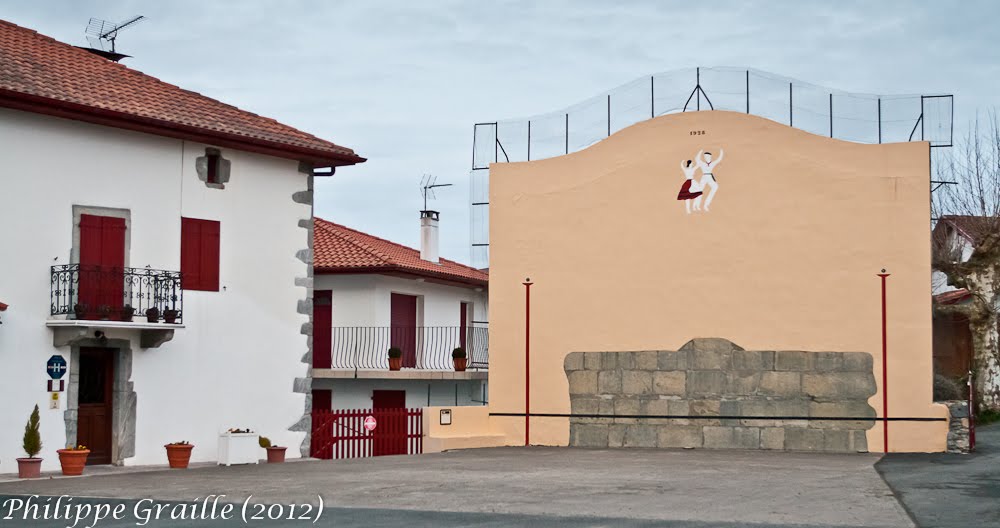 Saint-Esteben (Pyrénées atlantiques) - Place du fronton by Philippe GRAILLE