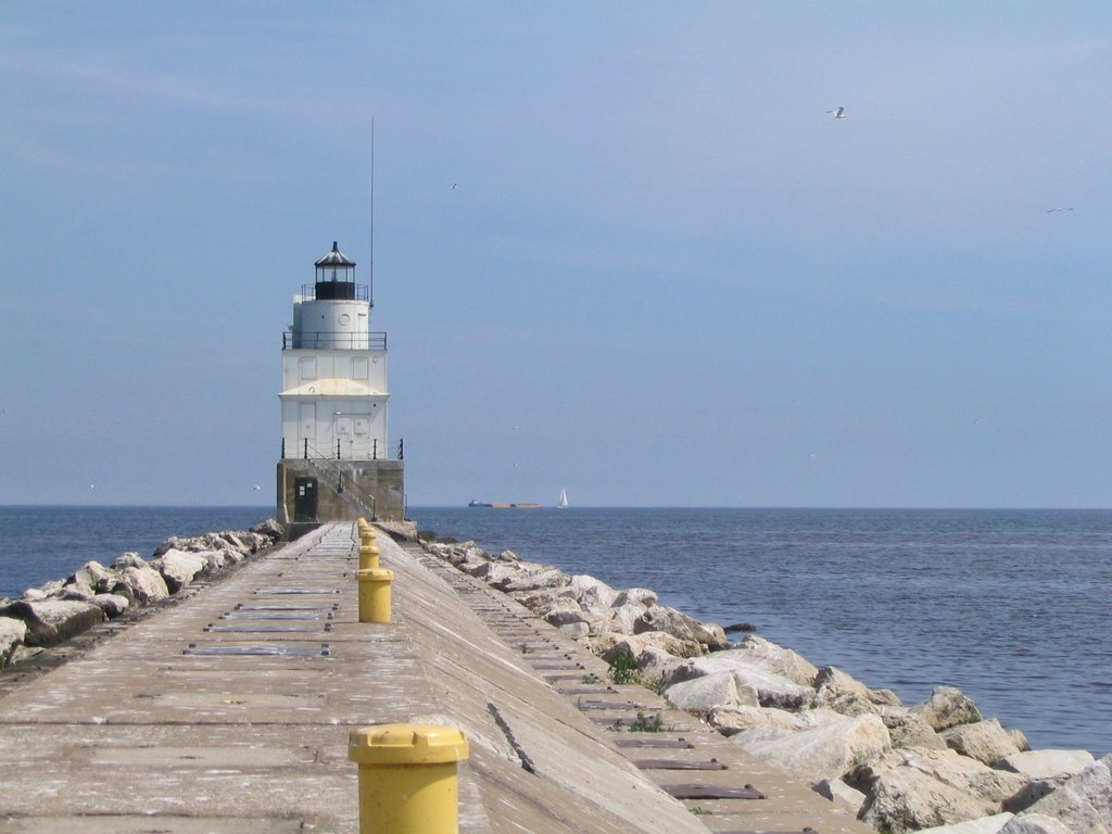 Lighthouse Manitowoc harbor by brucev