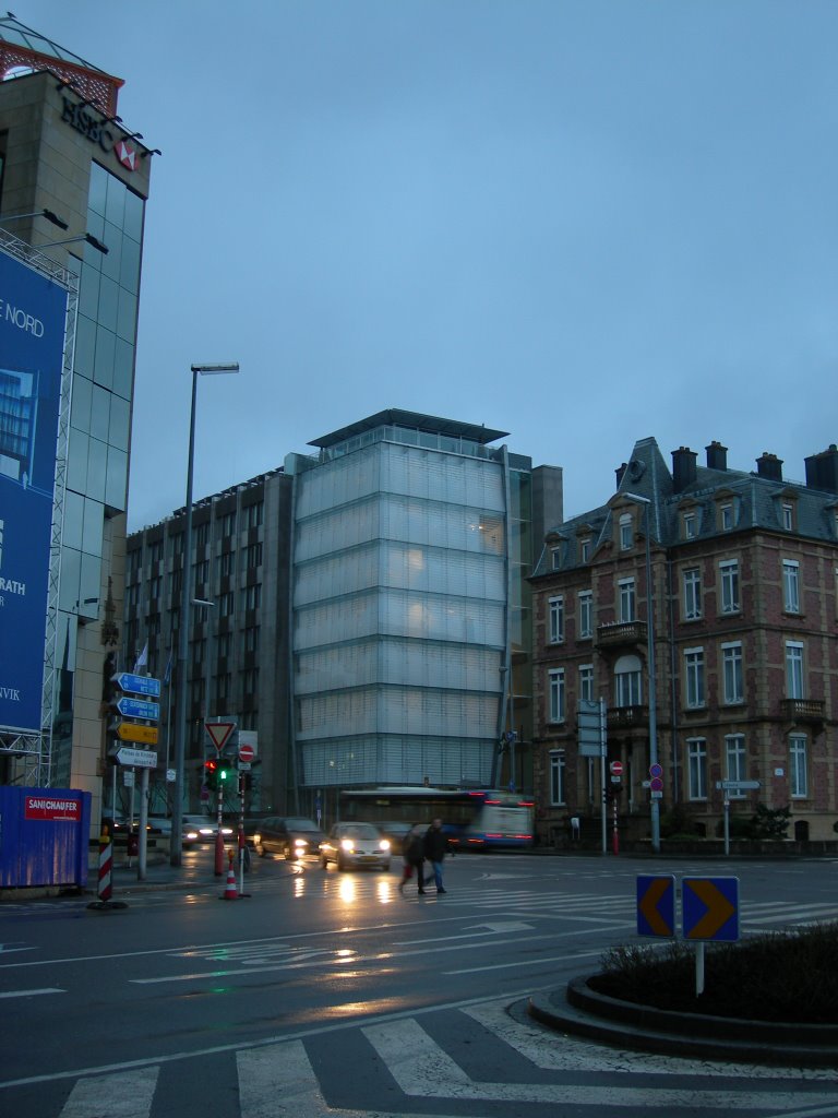 Nouveau bâtiment au centre-ville (Luxembourg) by Zhao yang-ta152