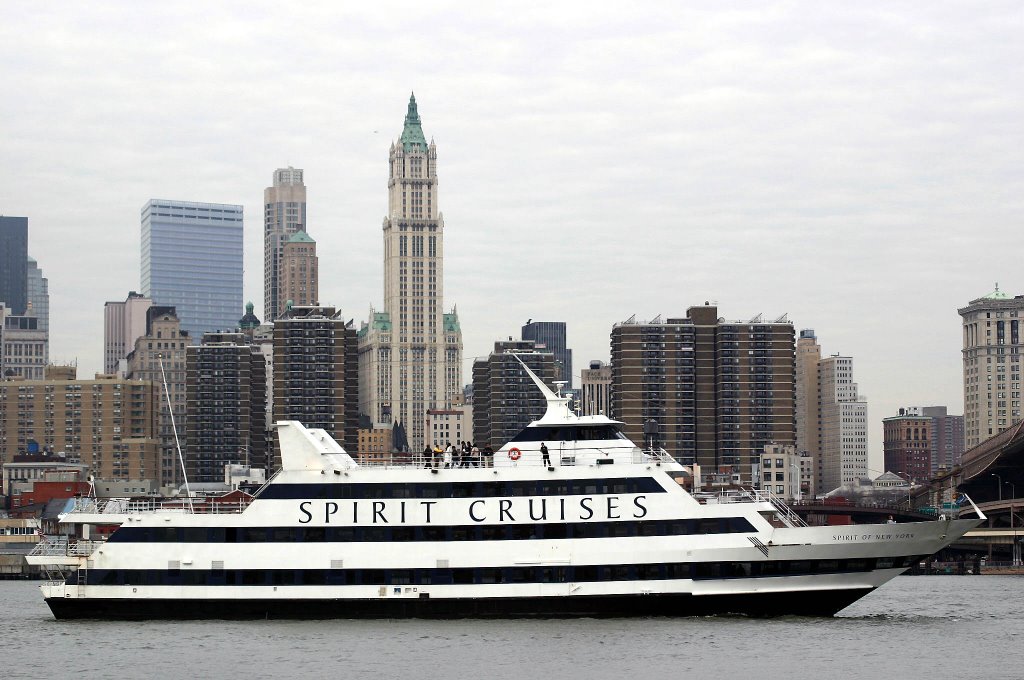 Cruise on the East River by HAJEX