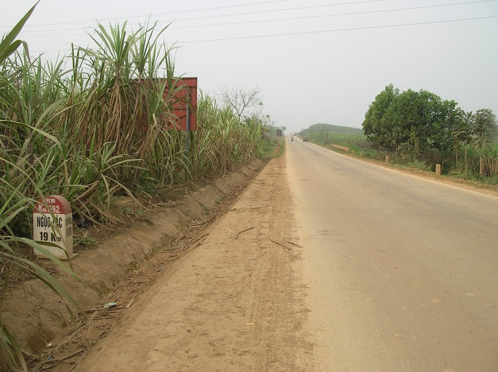 Đường HCM, cách tt Ngọc Lặc 19km by Phạm Đình Quang