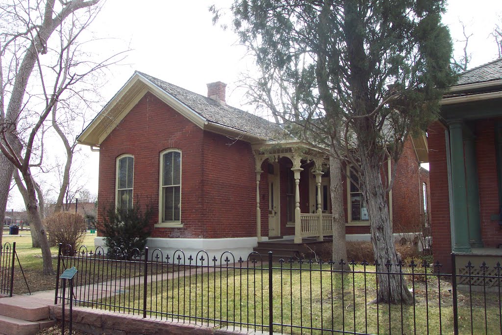 9th Street Folk Victorian by Rafi Metz