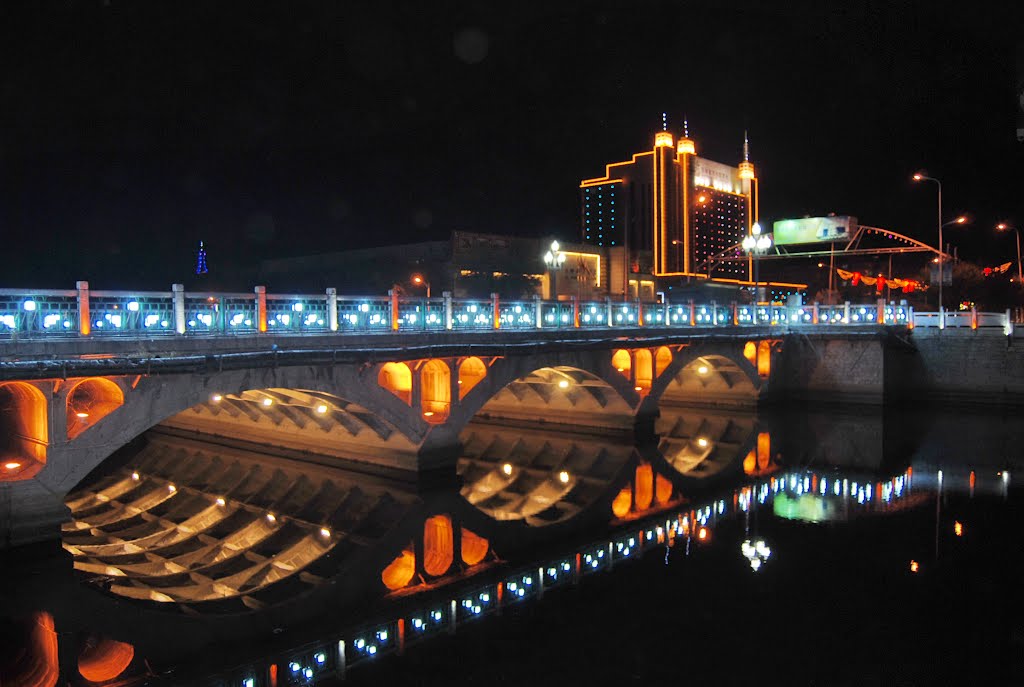 Хуньчунь. Мостик через реку. Отражение. Hunchun. The bridge across the river. Reflection. by Veniamin Manuylov