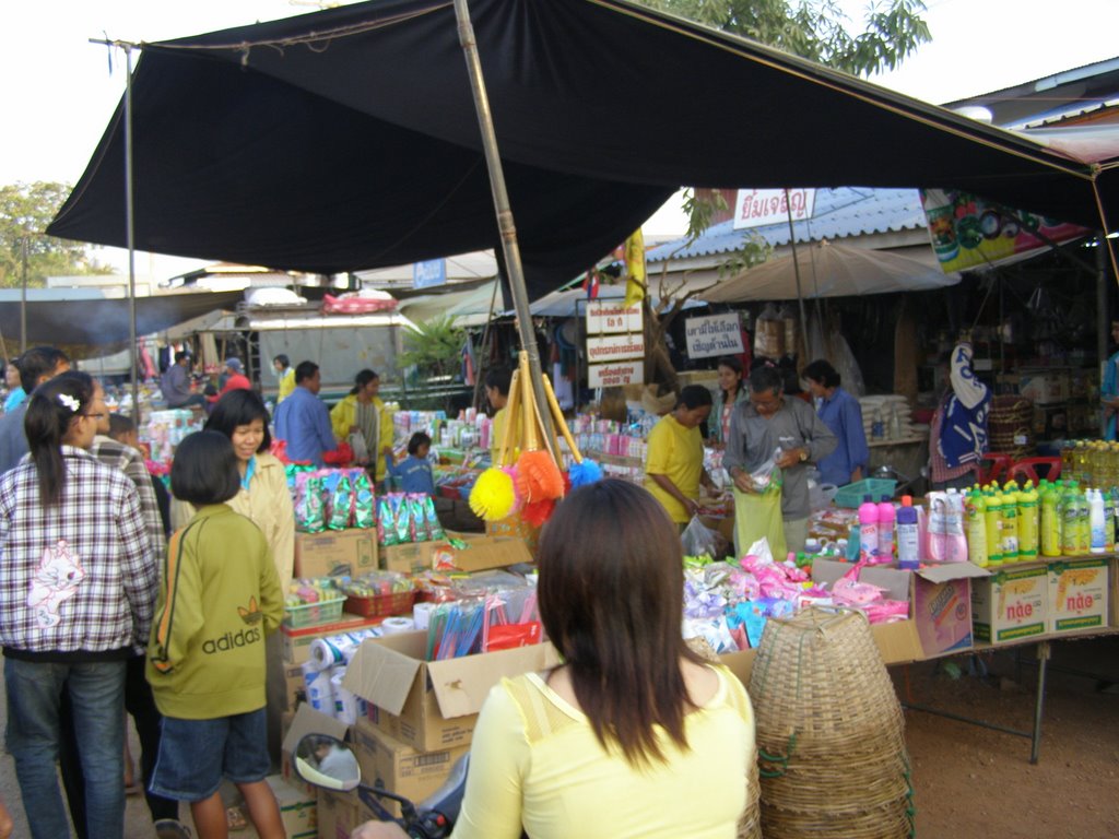 Talad Nong Kun Luam by Chamrat Charoenkhet