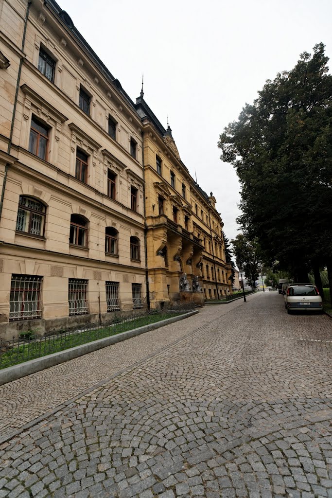 Litoměřice - Na Valech - View West on Ministerstvo Obrany Úřad státního odborného dozoru pracoviště stavebniho úřadu Litoměřice / Ministry of Defence by txllxt