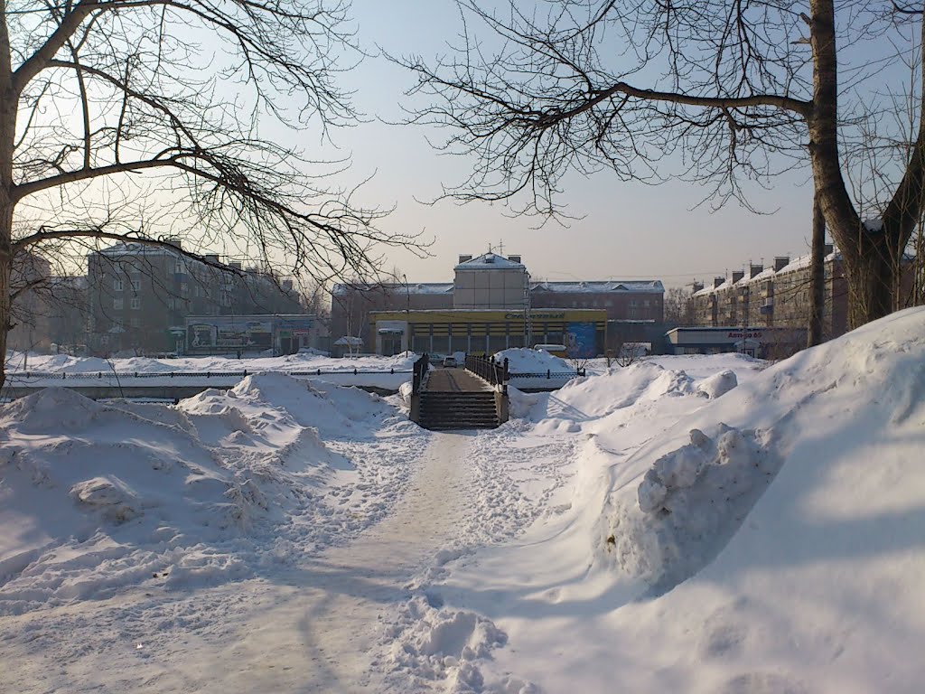 О. Сахалин, Южно-Сахалинск, мост через р. Рогатка, набережная, выход на ул. Сахалинская. by Dmitry Fedotov