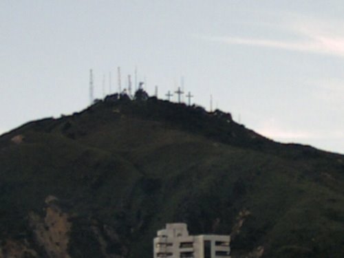 Las tres cruces vistas desde el Barrio Chino by Andrés Rodrigo Escob…