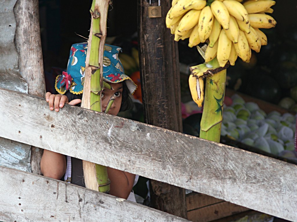 Girl in fruit shop by Örjan Ekeberg