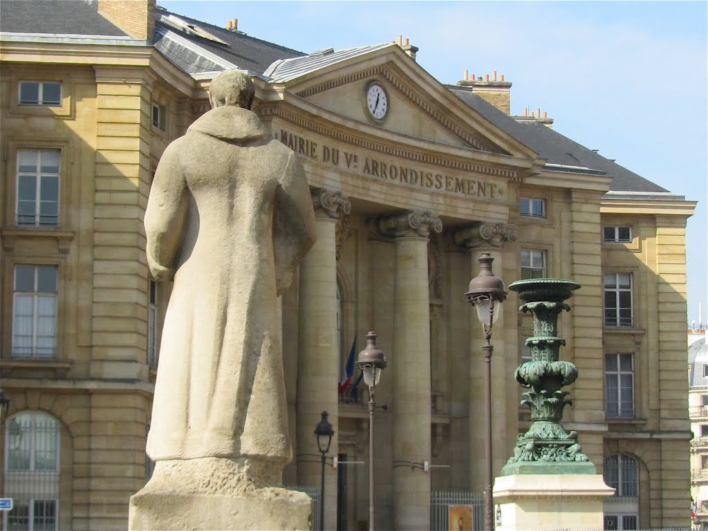 Statue de Rousseau (Bizette-Lindet, 1952) sur la place du Panthéon ; Mairie du Ve by daniel wilk