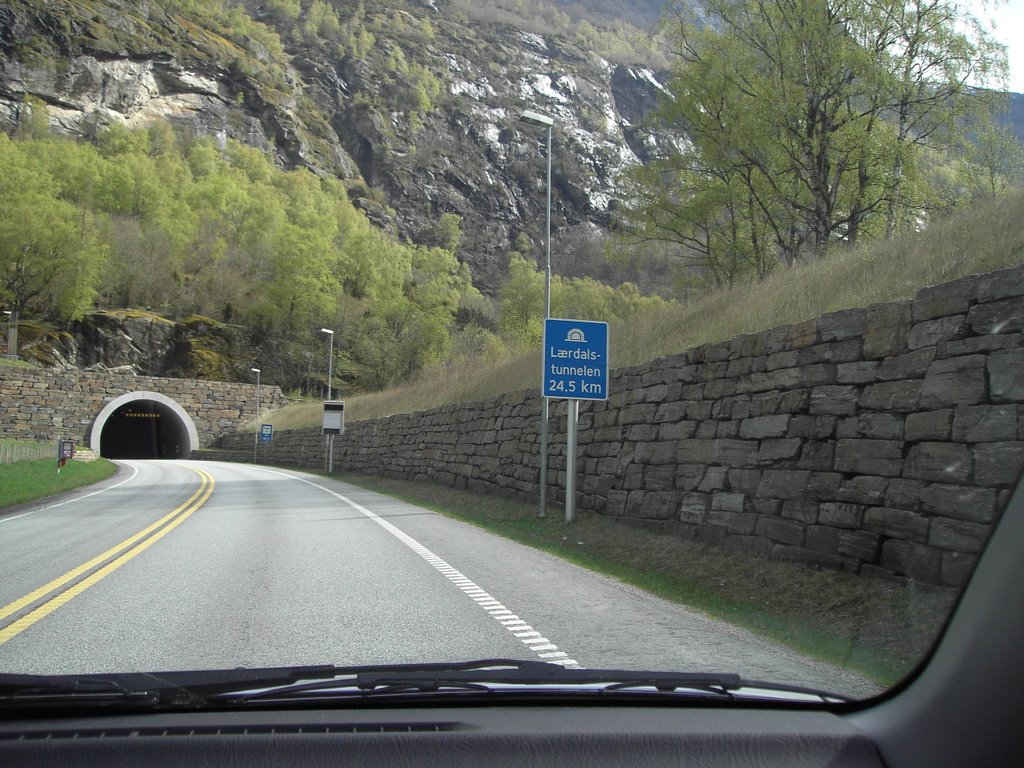 Längstes Autotunnel der Welt by lukman1