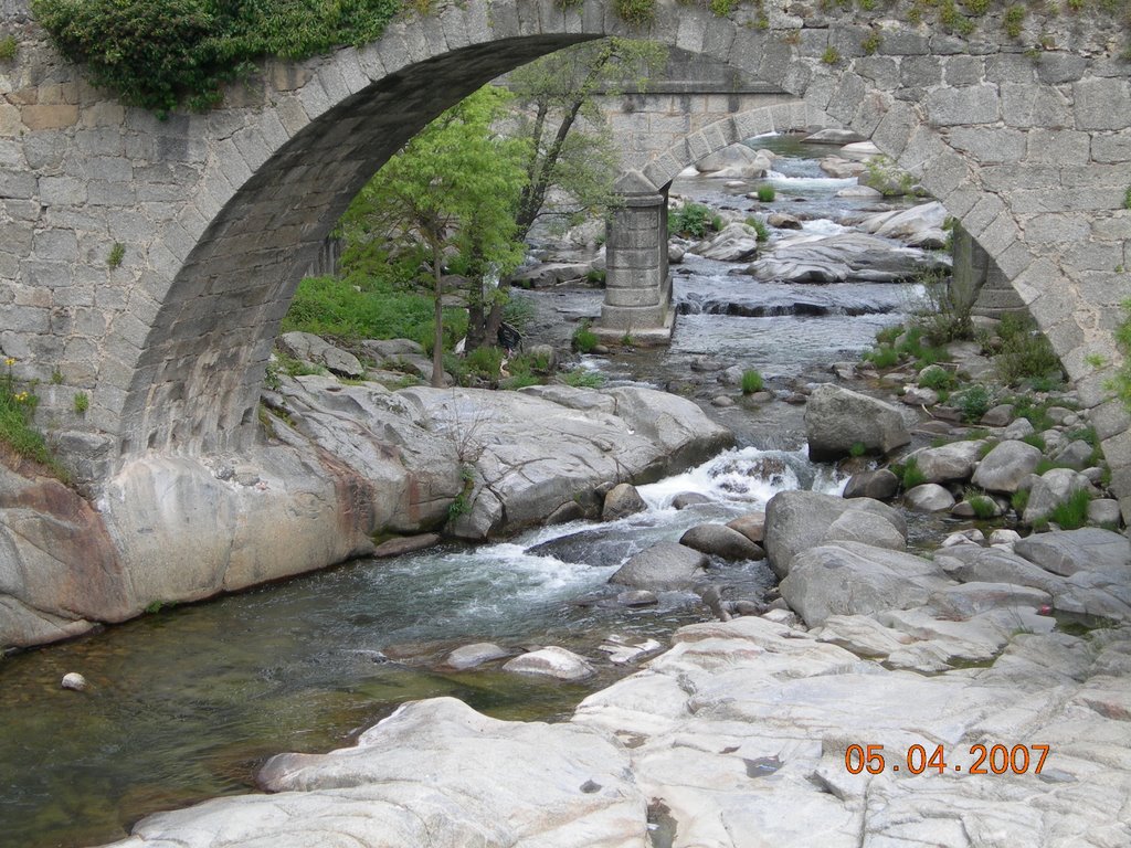 arenas de san pedro, puente romano. by servicios abel