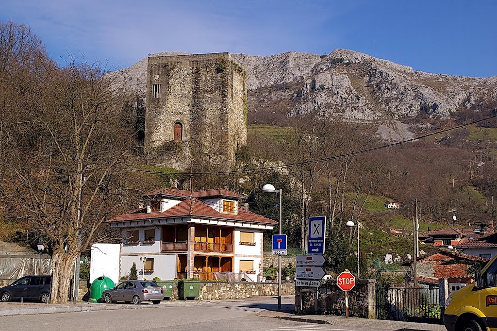 El Torreón, El Condao, Laviana, Asturias, España by Antonio Alba