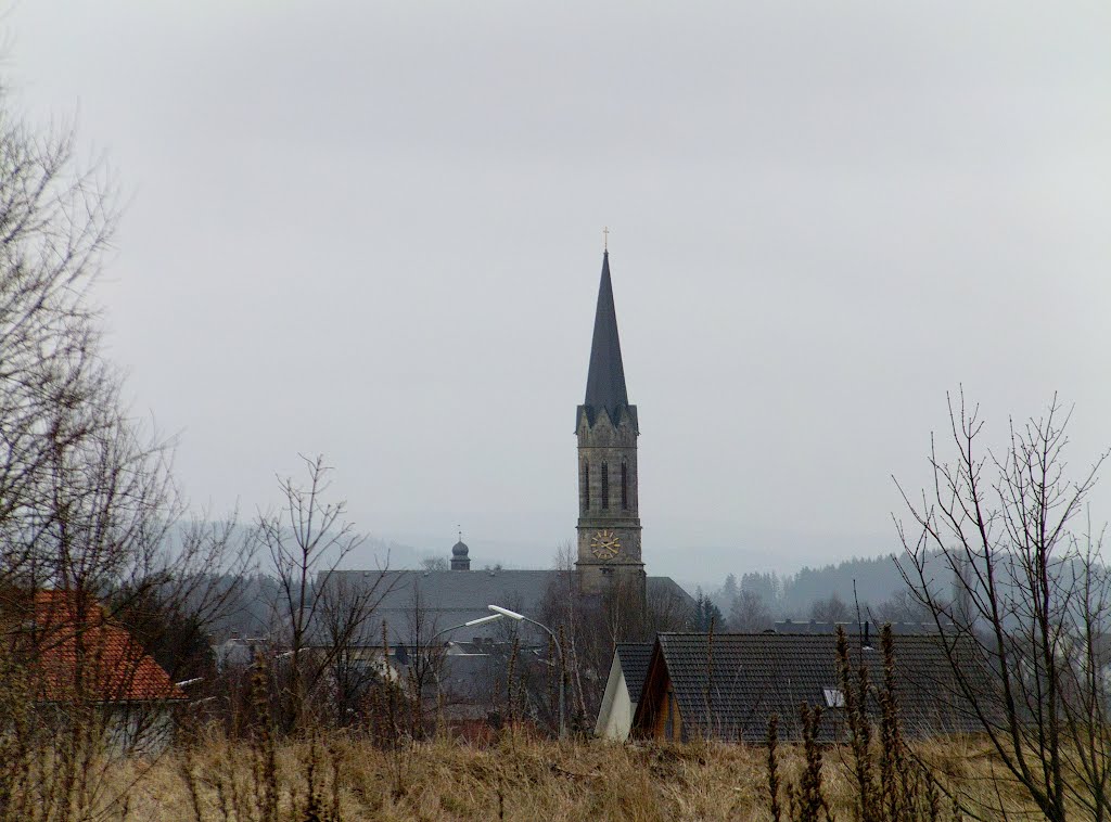 Blick auf die Kirche am Kirchplatz in Münchberg 2 by ConnyWonny