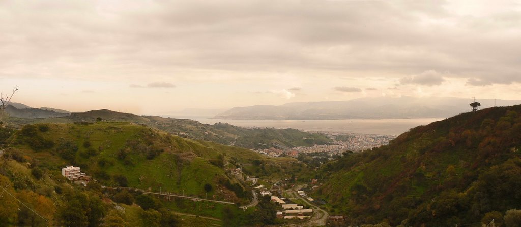 Lo stretto di Messina da Cumia Superiore by Nicola e Pina in Sicilia