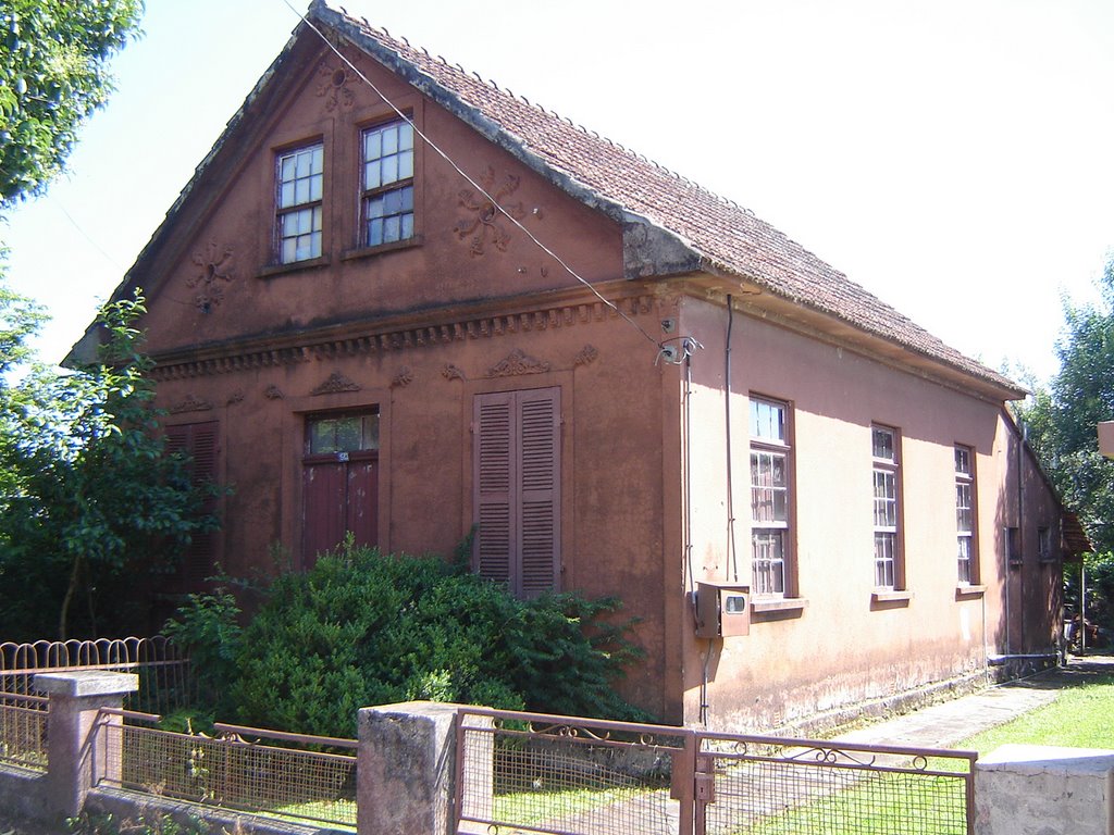 Deutsch-Stil Haus in der Stadt Santa Cruz do Sul by João Henrique Quoos