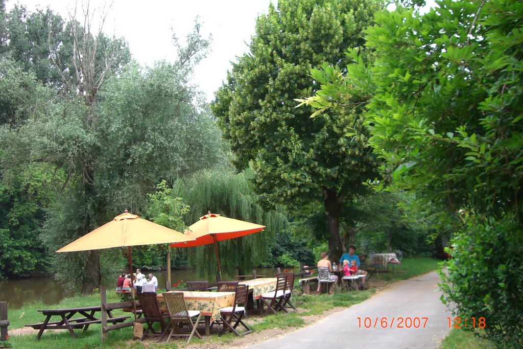 Picknick plaats "Déjeuner sur l'Herbe" in Saint Léon-sur-Vézère (Trudi) by Trudi