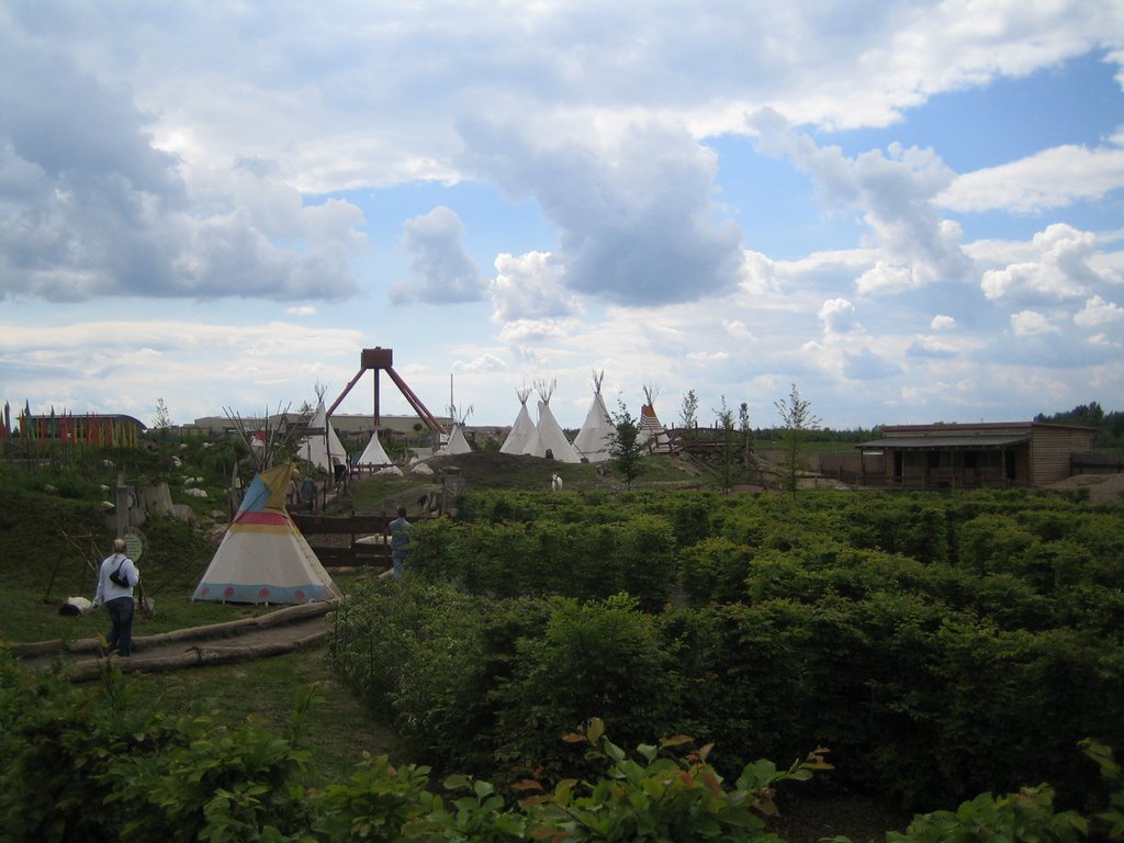 "Das Dorf der Apachen mit Streichelzoo" im Vergnügungspark Belantis. by Denis Apel