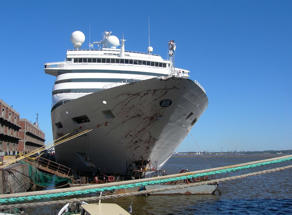 Montevideo, Norwegian Dream at the pier before repair by JustforFun