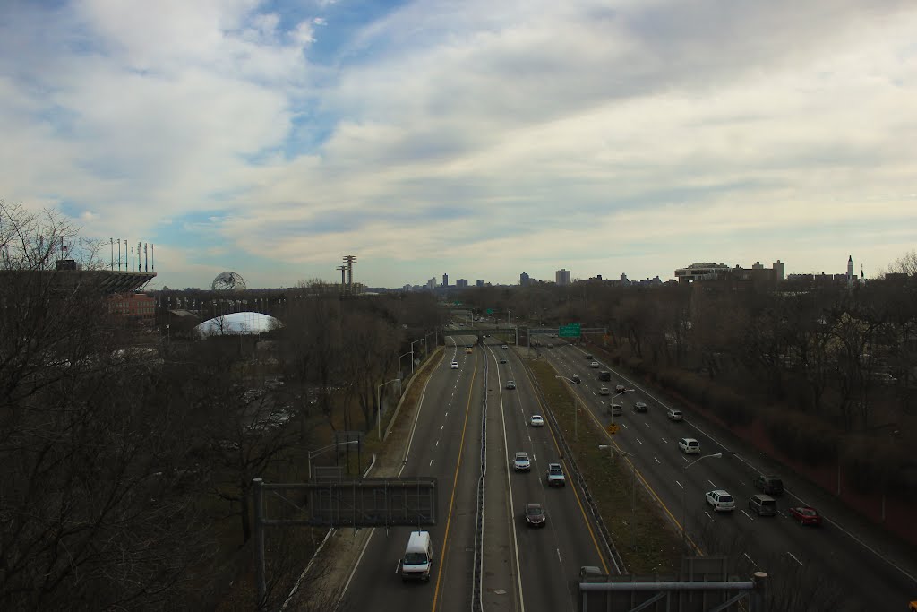 View Grand Central Parkway on 7 train by jingchensun