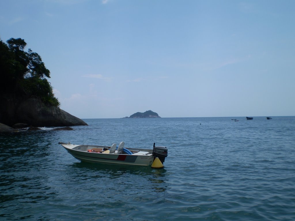 Barco na Praia de Guanxuma com Ilha da Serraria ao Fundo - Ilhabela - Brasil by Marcelo Parise Petaz…