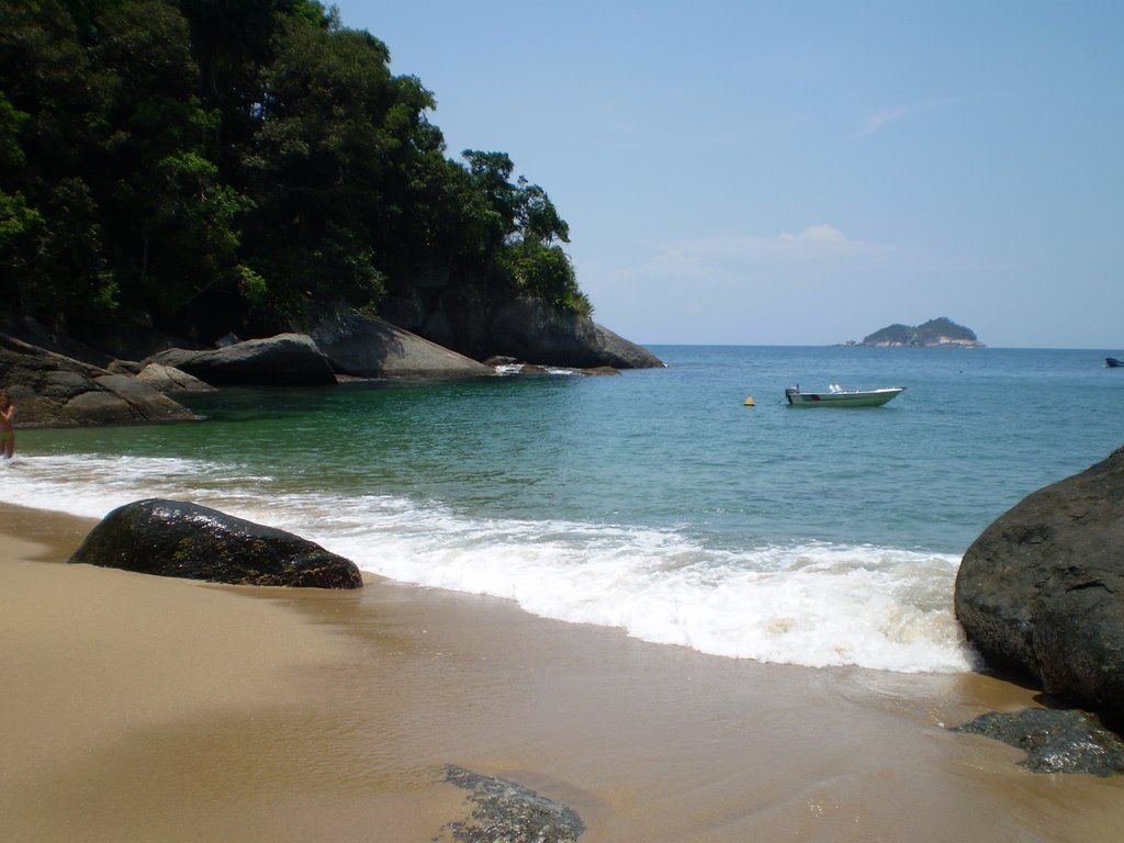 Praia de Guanxuma com Ilha da Serraria ao Fundo - Ilhabela - Brasil by Marcelo Parise Petaz…