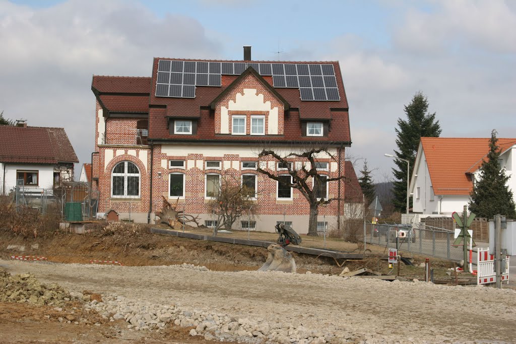 'Maschinenbau' Haus direkt am Bahnübergang by © aurora-borealis