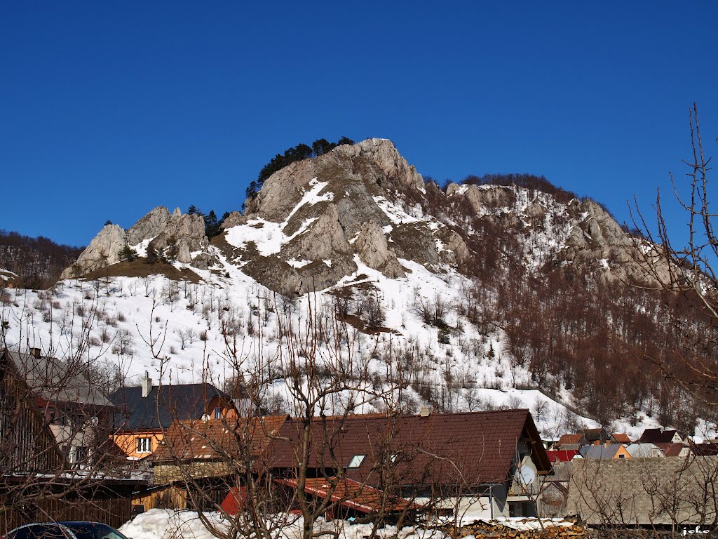 Skalné bralo nad obcou Vršatské Podhradie by < JOKO >