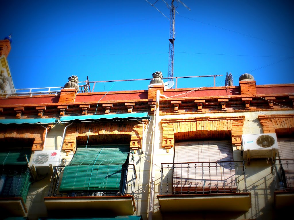 Fachada de edificio antiguo en la calle de La Coruña 14 by nunila77