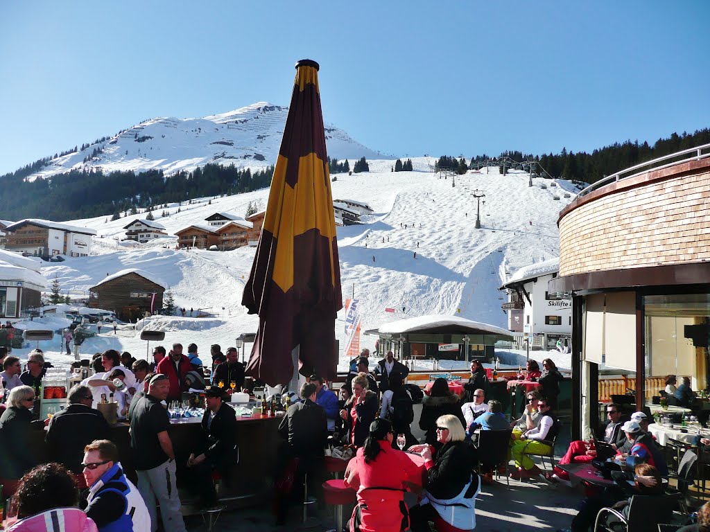 Apres Ski bei den Hotels Lech und Chesa Rosa by Qwesy